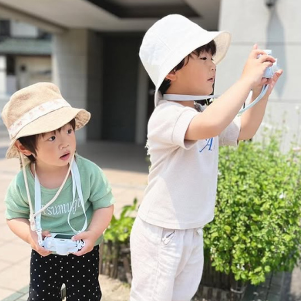 3〜5歳の子どもがキッズカメラを持っている様子