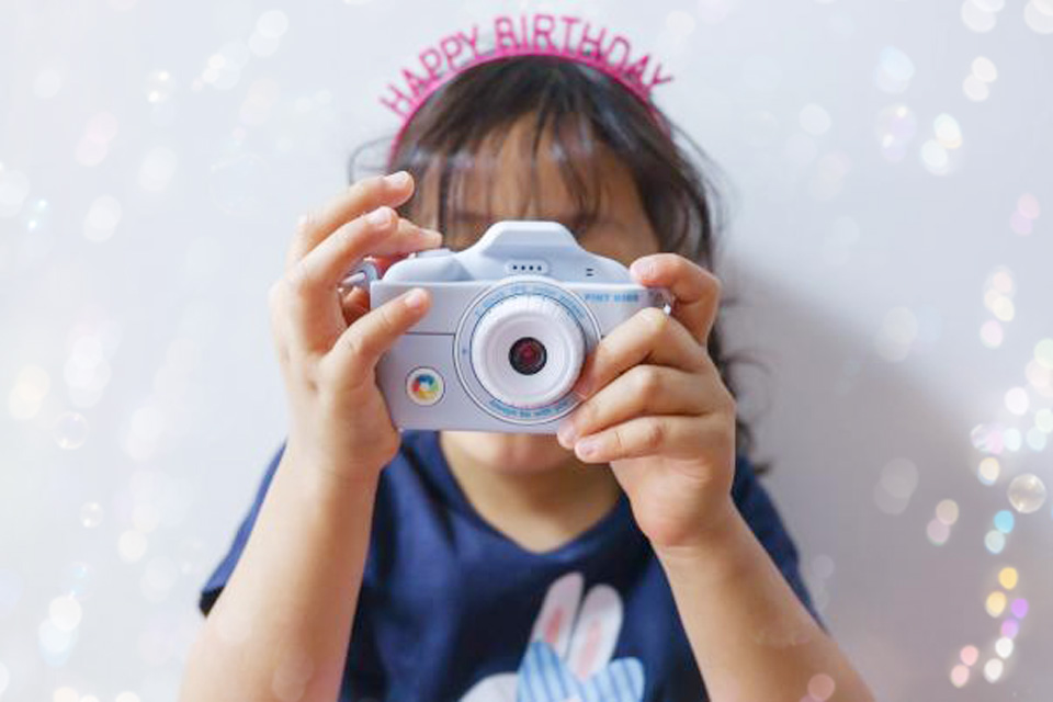 キッズカメラを持って撮影する子ども