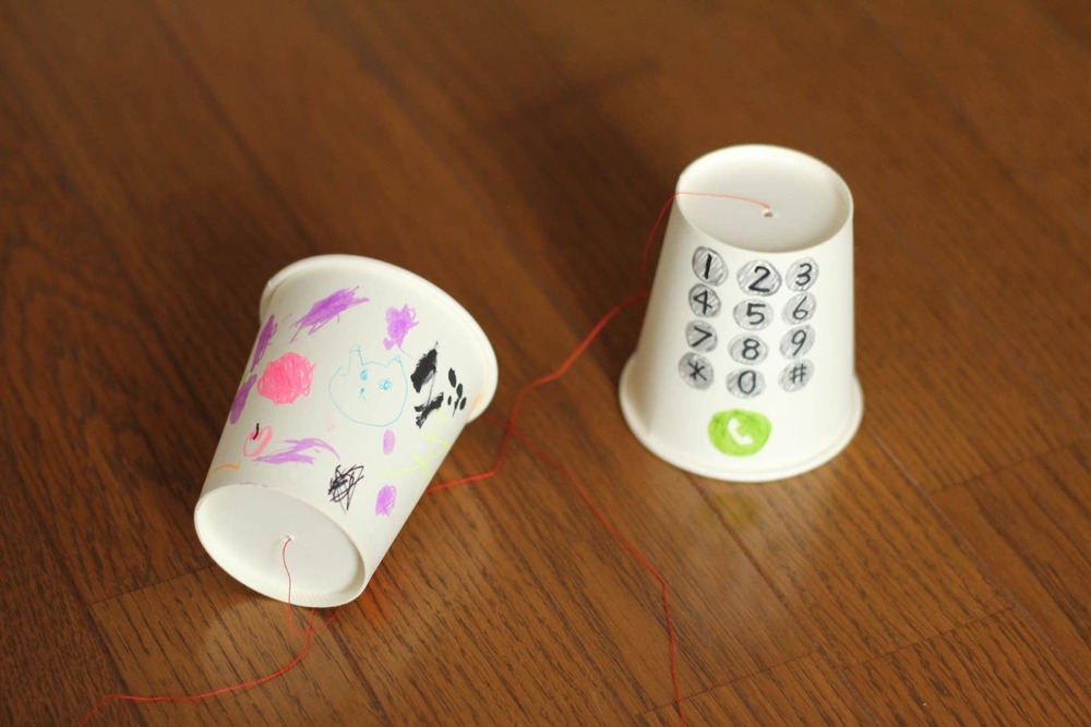 子どもが手作りした糸電話の紙コップ2つ