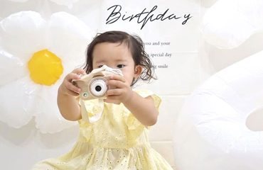 子どもが自分のカメラで撮影する様子