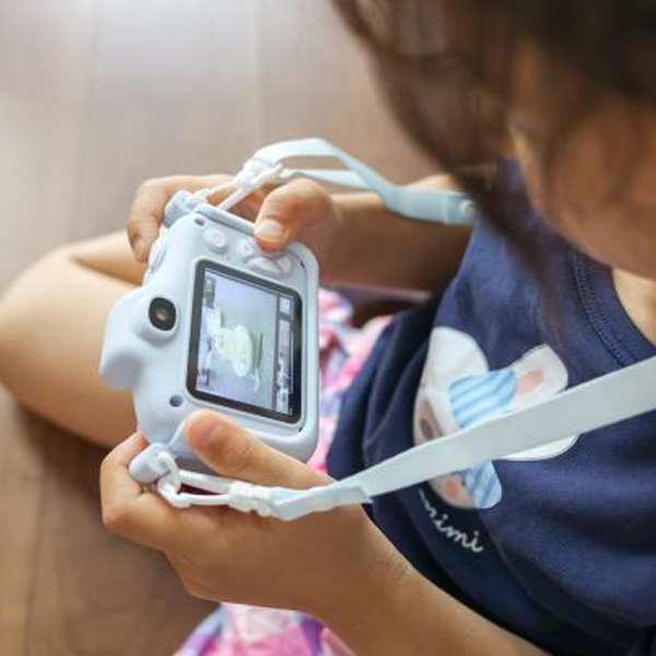 小学校低学年の子どもがピントキッズを持っている様子