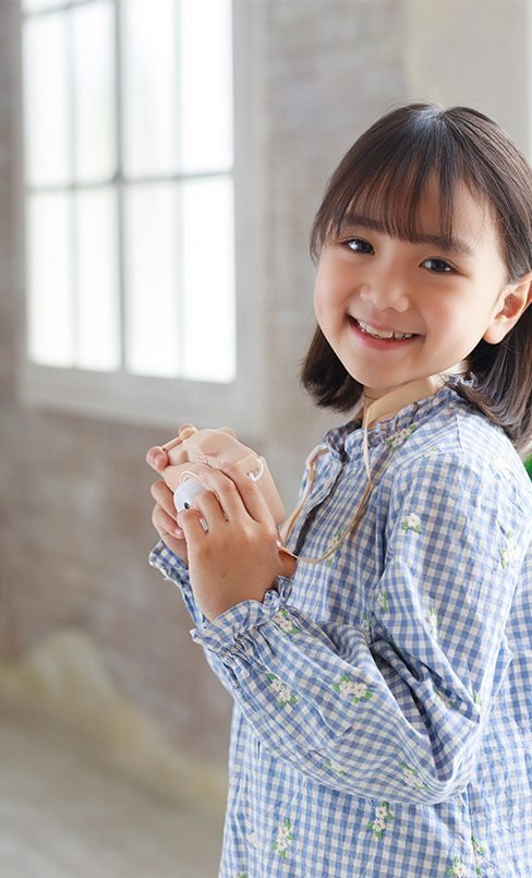 キッズカメラで撮影を楽しむ子ども
