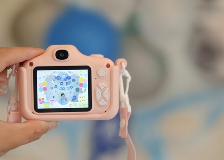 ピントキッズの大きな2.4インチ画面で撮影を確認する様子