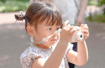 公園でピントキッズを使って撮影を楽しむ子ども