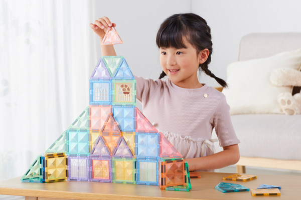 ピタパレで立体作品を作る子どもの様子