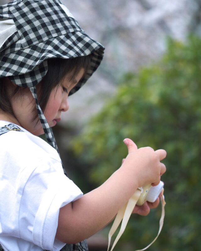 こんにちは、ココタスです。

トイカメラをぶら下げて撮影をする子ども。
その姿がとても可愛いのは勿論なのですが、
時々見せる真剣な眼差しに思わず「おっ…」と
感動してしまいます😌

撮影した写真を見返している姿は
まるでカメラマンですよね📸

でも撮影した写真が変顔だったり
なんでこれ？！みたいな写真だらけなのも
子どもカメラマンあるあるです（笑）

【取扱店舗】
ココタス本店
ココタス楽天市場店
ココタスYahoo!ショッピング
ココタスAmazon店

****************
／
会員登録がオススメ◎
＼
ココタス本店なら初回会員登録ですぐ使える300ポイントプレゼント中！

𐄁𐄙𐄁𐄙𐄁𐄙𐄁𐄙𐄁𐄁𐄙𐄁𐄙𐄁𐄙𐄁𐄙𐄁

「保証期間が心配…」
ココタス本店限定！有償保証サービス「proteger」で
最大2年間保証申請可能◎

𐄁𐄙𐄁𐄙𐄁𐄙𐄁𐄙𐄁𐄁𐄙𐄁𐄙𐄁𐄙𐄁𐄙𐄁

#ピントキッズ #トイカメラ #キッズカメラ #子ども #プレゼント
——————————————

気に入ったら是非いいねとフォローお願いします♪

ココタス公式アカウントでは
■ピントキッズを含むおすすめ商品の発信
■新商品や限定クーポンなどお得な情報の発信をしており
ます。

～くらしに楽しさをプラスする～
@cocotas_official

——————————————
