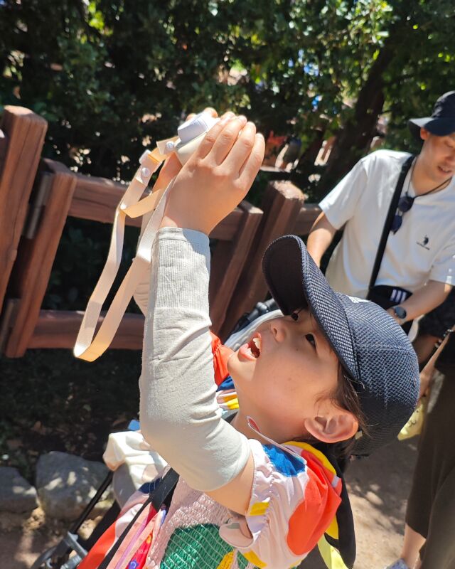こんにちは、ココタスです☀️

先日、お出かけ先で
ピントキッズを使っているお子さまを見かけました。

夢中で写真を撮っている姿に、
スタッフもなんだか嬉しい気持ちに☺️

お出かけ先、特にテーマパークなどでは、
乗り物やアトラクションコーナーで
待ち時間ができることもありますよね。

そんなときは、ピントキッズで撮った写真を
ゆっくり見返してみるのもおすすめです。

「この写真、よく撮れてるね」
「今日のお気に入りはどれかな？」

そんなふうに親子で写真を眺めていると、
待ち時間も楽しい思い出になりそうです◎

****************
／
会員登録がオススメ◎
＼
初回会員登録ですぐ使える300ポイントプレゼント中！

𐄁𐄙𐄁𐄙𐄁𐄙𐄁𐄙𐄁𐄁𐄙𐄁𐄙𐄁𐄙𐄁𐄙𐄁

「保証期間が心配…」
ココタス本店限定！有償保証サービス「proteger」で
最大2年間保証申請可能◎

𐄁𐄙𐄁𐄙𐄁𐄙𐄁𐄙𐄁𐄁𐄙𐄁𐄙𐄁𐄙𐄁𐄙𐄁

#ココタス #誕生日プレゼント #おもちゃ #お得情報
——————————————

気に入ったら是非いいねとフォローお願いします♪

ココタス公式アカウントでは
■ピントキッズを含むおすすめ商品の発信
■新商品や限定クーポンなどお得な情報の発信をしております。

～くらしに楽しさをプラスする～
@cocotas_official

——————————————