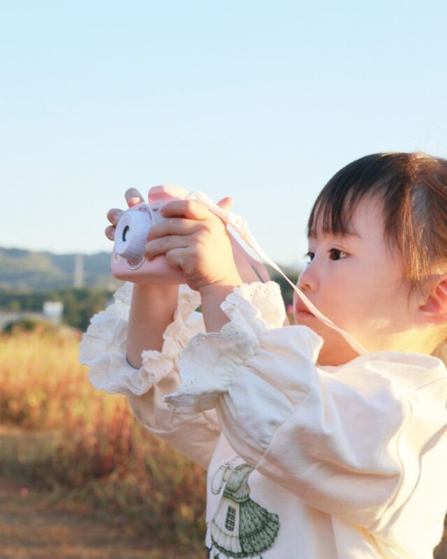 秋空の下で写活📸🍂

夕暮れの野原でピンクのカメラを構える小さなカメラマンさんのお写真が届きました🎀

お洋服もカメラとお揃いのピンクで、ばっちりコーデです◎

ファインダーをのぞく真剣な横顔や
カメラを大事そうに抱える姿に
子どもの成長を感じて、じーんとしてしまいますね😌

撮った写真を見返すのも楽しみの一つ◎
ぜひ#ピントキッズ を付けて投稿してくださいね /
みなさまの写活もご紹介させていただくかもしれません📷

#トイカメラ #キッズカメラ #お出かけ #親子で写活

【取扱店舗】
ココタス本店
ココタス楽天市場店
ココタスYahoo!ショッピング
ココタスAmazon店

****************
／
会員登録がオススメ◎
＼
ココタス本店なら初回会員登録ですぐ使える300ポイントプレゼント中！

𐄁𐄙𐄁𐄙𐄁𐄙𐄁𐄙𐄁𐄁𐄙𐄁𐄙𐄁𐄙𐄁𐄙𐄁

「保証期間が心配…」
ココタス本店限定！有償保証サービス「proteger」で
最大2年間保証申請可能◎

𐄁𐄙𐄁𐄙𐄁𐄙𐄁𐄙𐄁𐄁𐄙𐄁𐄙𐄁𐄙𐄁𐄙𐄁
——————————————

気に入ったら是非いいねとフォローお願いします♪

ココタス公式アカウントでは
■ピントキッズを含むおすすめ商品の発信
■新商品や限定クーポンなどお得な情報の発信をしており
ます。

～くらしに楽しさをプラスする～
@cocotas_official

——————————————